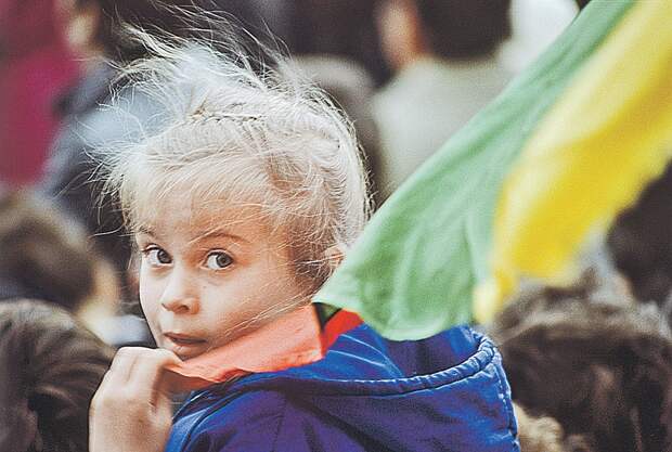Митинг за независимость Литвы, апрель 1990 года. О чем думает эта девочка спустя 30 лет? Фото: Владимир ВЯТКИН/РИА Новости 