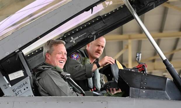 «Теперь в казармах бесплатный Wi-Fi»: министр армии США отчитался об успехах