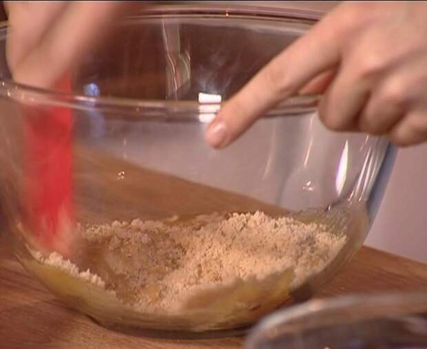 Измельчите печенье до крошки и смешайте его с растопленным сливочным маслом, добавив немного воды