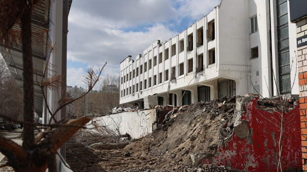 Обломки истории. Здание бывшего "Колизея" продолжают сносить в Барнауле