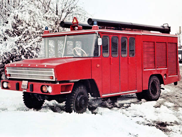 Созданный на базе полноприводного шасси военного грузовика Csepel 346D, Икарус-526 предназначался для эксплуатации в самых различных сферах жизнедеятельности человека, начиная с сельского хозяйства и заканчивая небольшими аэропортами.  икарус, пожарный автомобиль, спецтехника