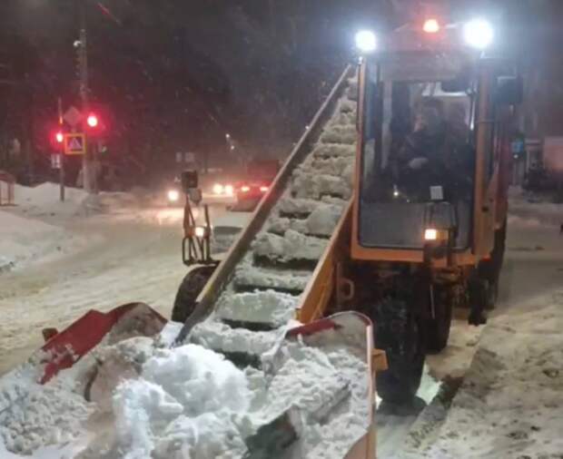 Всю ночь дороги города убирали от снега в режиме повышенной готовности