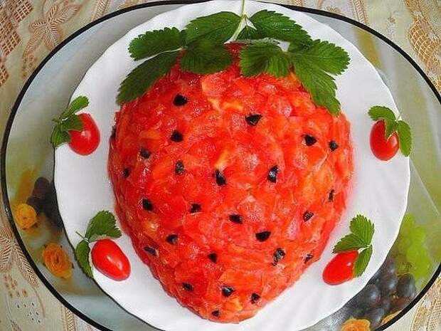 САЛАТ "СОЧНАЯ ЯГОДА" И ПРЯНЫЙ СОУС ДЛЯ ЛОСОСЯ.