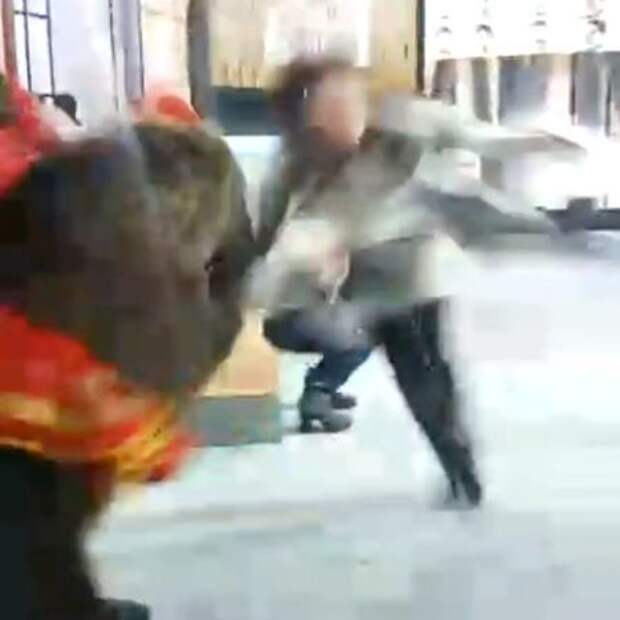 Нападение нападение примеры. Медведь на видеосъемки ударил женщину. Нападение медведя на девушку в Лесосибирске.