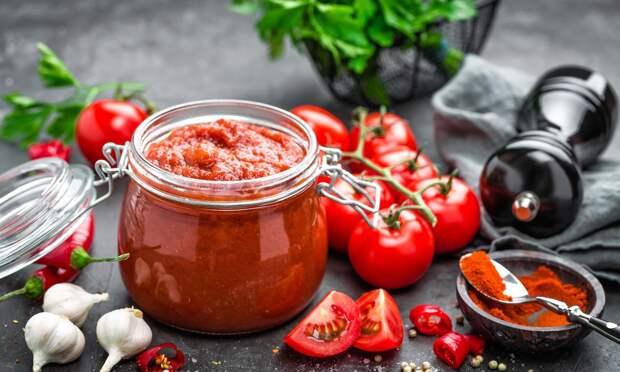 Врач Павлова объяснила, почему тушеные помидоры с маслом полезнее сырых