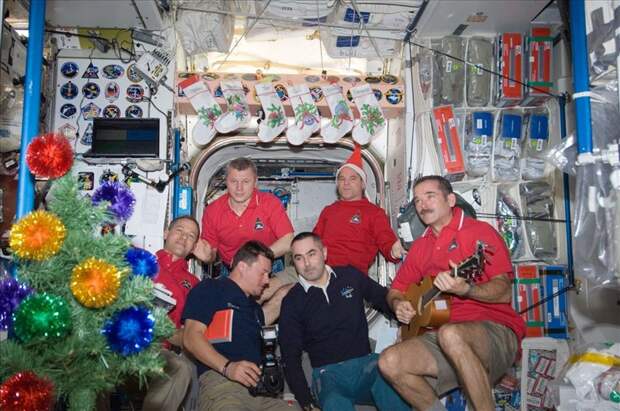 5. Здесь весело отмечают все земные праздники космонавты на мкс, невесомость, развлечения