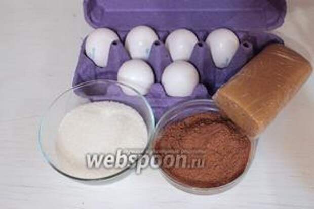Для теста нам надо: яйца (разделить на белки и желтки), марципан, сахар, какао и ни грамма муки!