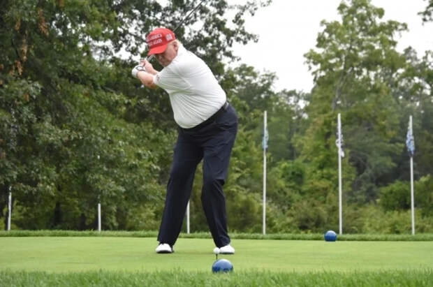 Золотой Трамп размером с дом и королева-резервист: новости зарубежных СМИ