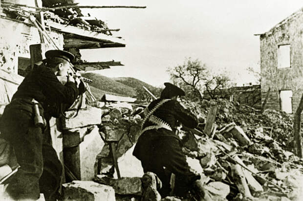Бойцы морской пехоты сражаются на улицах Севастополя. 1942 год