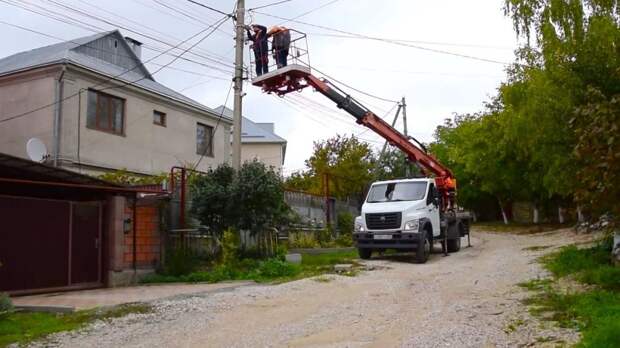 В Симферополе устанавливают освещение на улице Кемаль Якуб