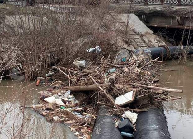 Туляки пожаловались на горы мусора в реке Воронке у Красноармейского проспекта