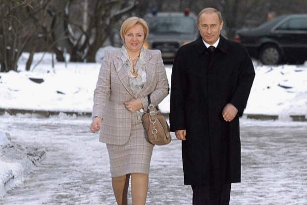Владимир и Людмила Путины идут голосовать на выборах депутатов в Госдуму и мэра Москвы, 2003 год