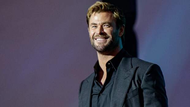 Крис Хемсворт показал семейные снимки с детьми во время сёрфинга