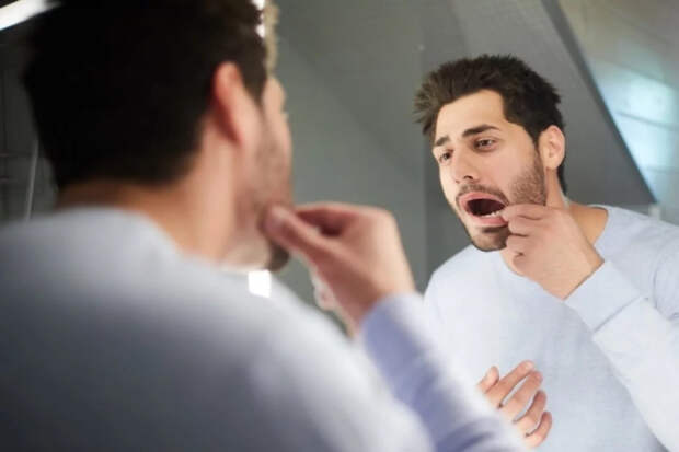 Заглянуть в рот: стоматологи назвали неожиданный признак рака кишечника