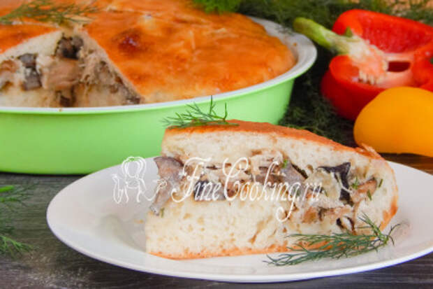 Готовый пирог с курицей и грибами разрезаем порционными кусочками и подаем в теплом виде