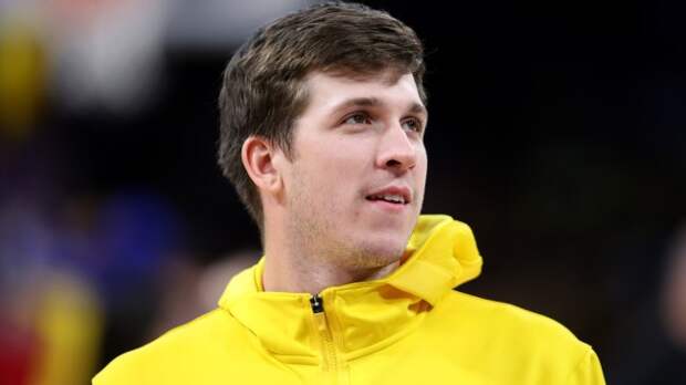 Austin Reaves on the floor before a Lakers game.