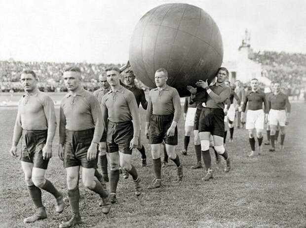 Команда несёт огромный мяч на стадион перед игрой в «пушбол». Этот вид спорта родом из США Роб Мурис, в мире, история, люди, факты, фото