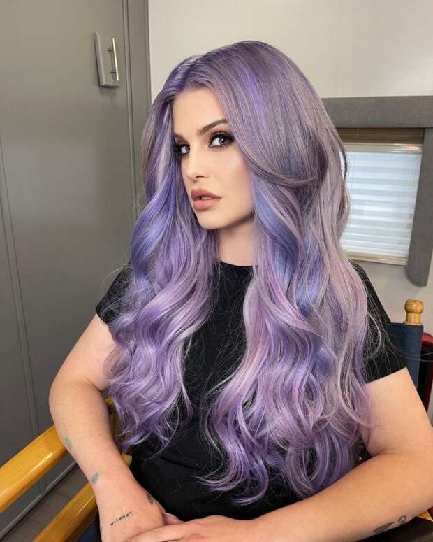 Келли Осборнс фиолетовыми волосами