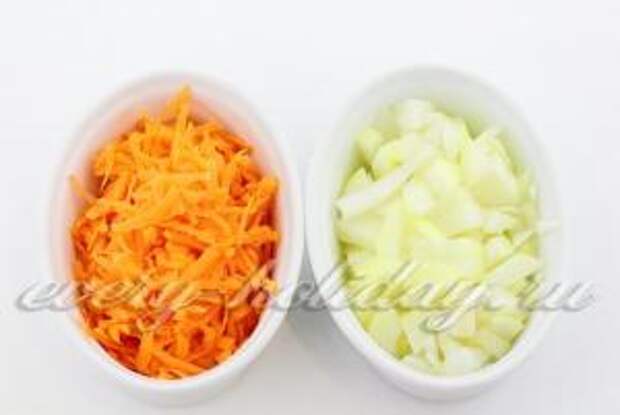 Морковь и лук нарезаем