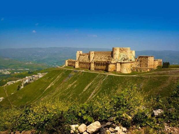 В Сирии неподалеку от города Хомс также находится еще одна легендарная крепость Крак де Шевалье, известная как цитадель госпитальеров, которым она была передана графом Триполи в 1142 году интересное, крепости, мир, путешествия, укрытия, факты