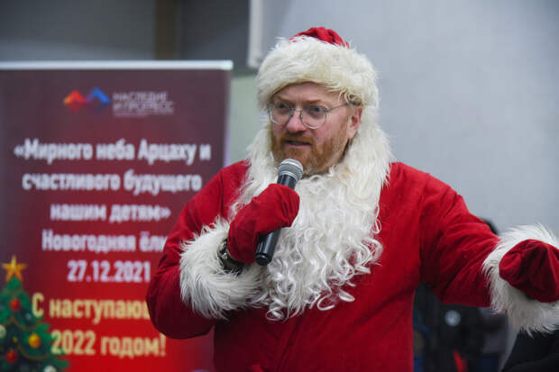 Виталий Милонов приехал в Нагорный Карабах поздравить детей с Новым годом в костюме Деда Мороза