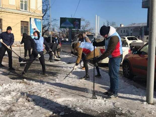 Владивостокцы вышли на улицы: в городе прошел большой субботник
