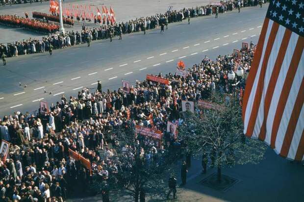 Участники парада с портретами Сталина и Ленина. Манежная площадь, Москва.