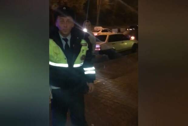 Автомобиль нарушителя виден на заднем плане