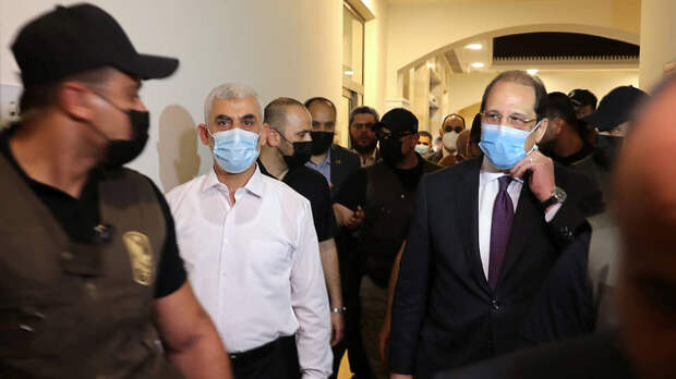 Лидер «Хамаса» в секторе Газа Яхья Синвар (слева) и глава Службы общей разведки Египта Аббас Камель во время встречи в секторе Газа