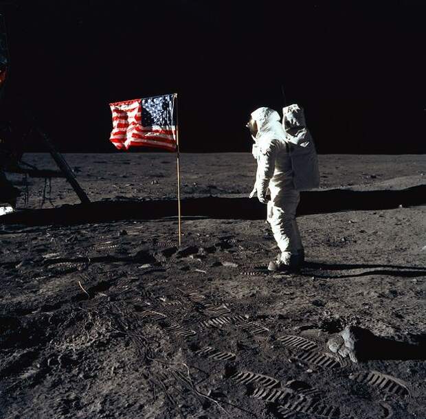 Базз Олдрин рядом с флагом США, 20 июля 1969 года.