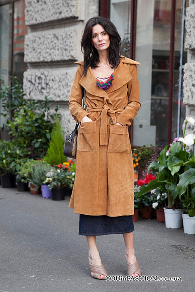 Неделя моды в Милане, уличный стиль, коричневое пальто