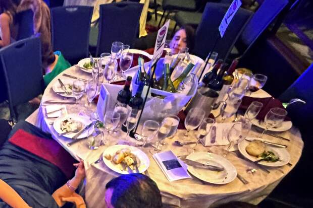 Гости хватали бутылки вина во время стрельбы на ужине с Трампом и попали на видео