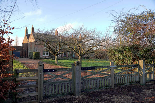 Разжалованный брат короля Карла III избавился от 72 любимых медведей