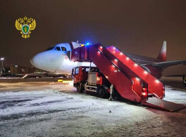 Самолет со 138 пассажирами выкатился за пределы рулежной дорожки в Пулкове