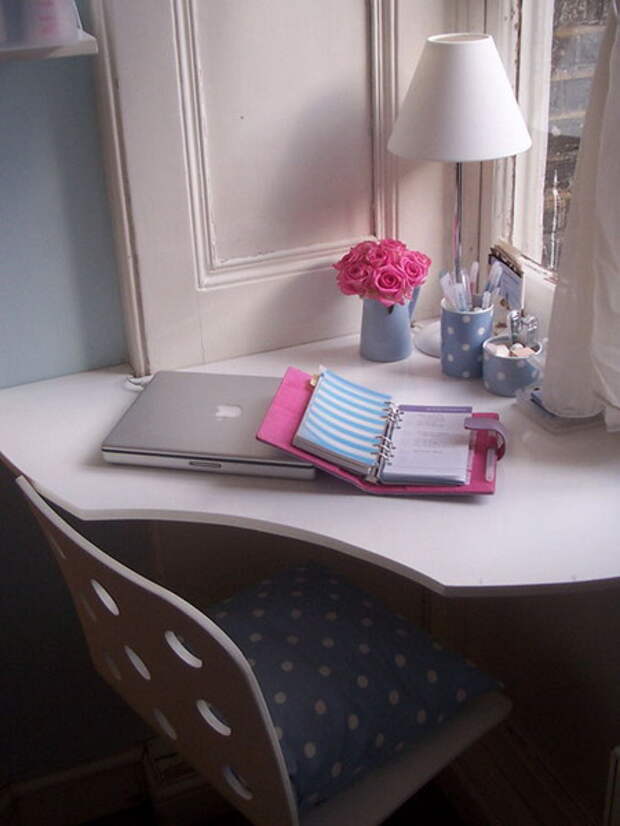 mini-home-office-nook-near-window5