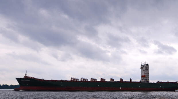 Экипаж судна, которое преследуют американские военные, нанес на борт флаг России