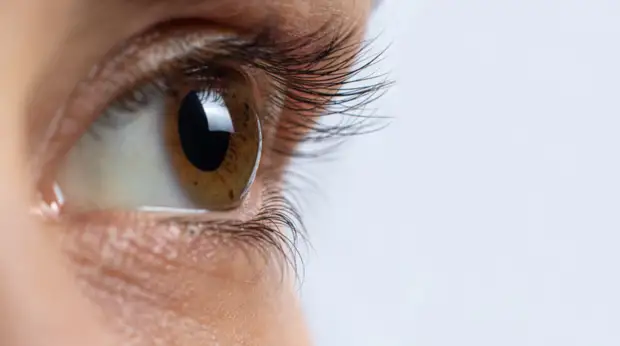 Врач рассказал о причинах «пыли» в глазах