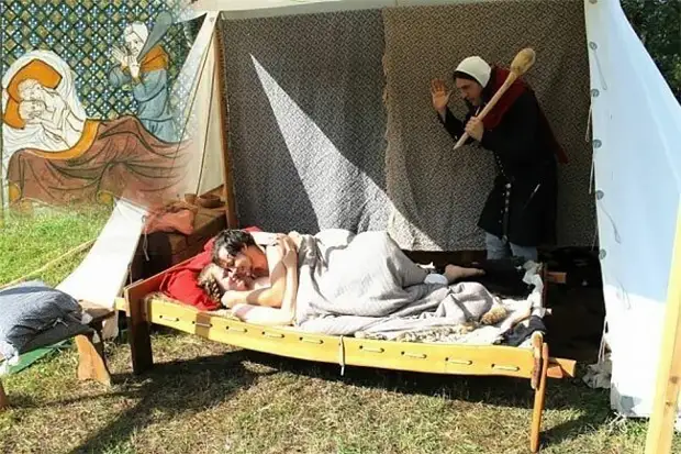 Весельчаки воссоздают странные сцены со средневековых рисунков