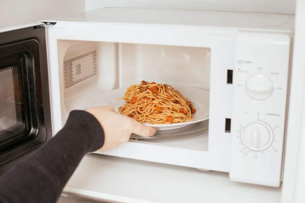 Специалист Горохов: еду в микроволновке лучше разогревать в специальной посуде