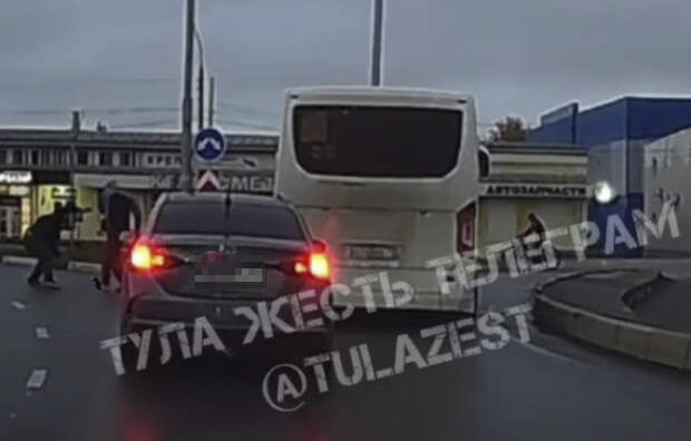 Очевидцы сняли на видео драку пешехода с водителем автобуса в Туле
