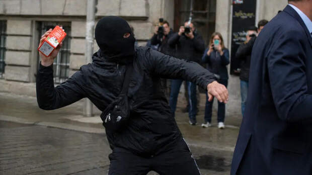 В Берлине сына последнего иранского шаха Резу Пехлеви облили томатным соком