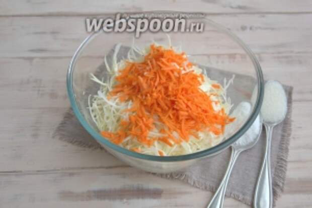 Измельчите морковь на кулинарной тёрке.