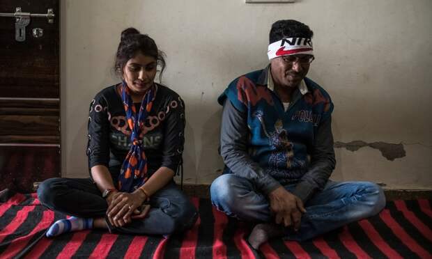 Балрам Чаухан (на фото справа) - единственный отец в Сагар Граме, который отказывается принуждать дочерей к секс-работе