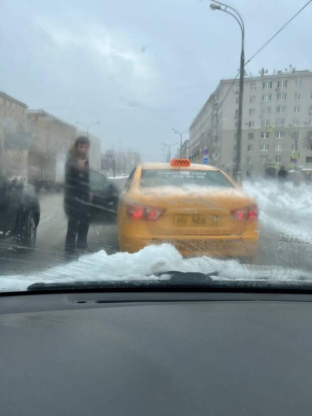 В Москве произошел шокирующий инцидент на дороге, который бросает тень на вопросы безопасности и взаимоотношений водителей в столичном городе.-3
