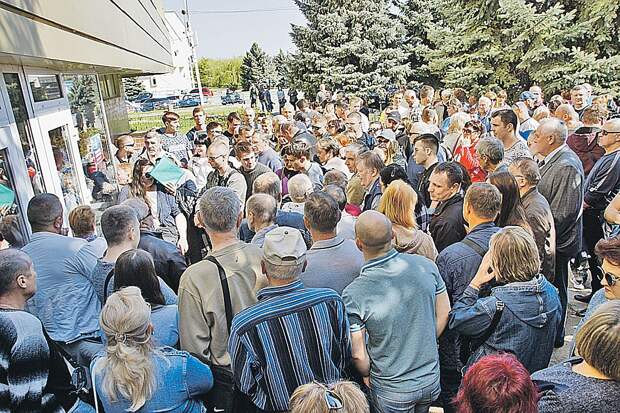 Узнав, что правила приема в российское гражданство упростили, жители Луганска осадили свой миграционный центр. Фото: РИА Новости