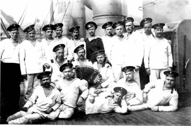 Моряки Русского императорского флота в тельняшках