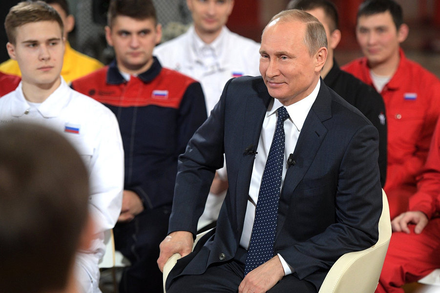 Путин во время беседы с рабочими предприятия «Этерно» в Челябинской области, 5.12.16.png