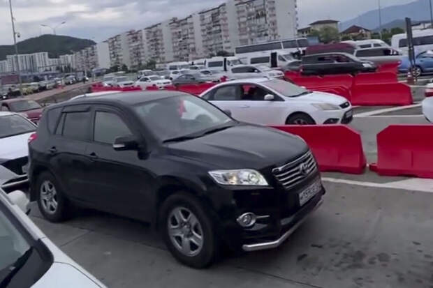 На границе с Абхазией образовалась очередь из автомобилей
