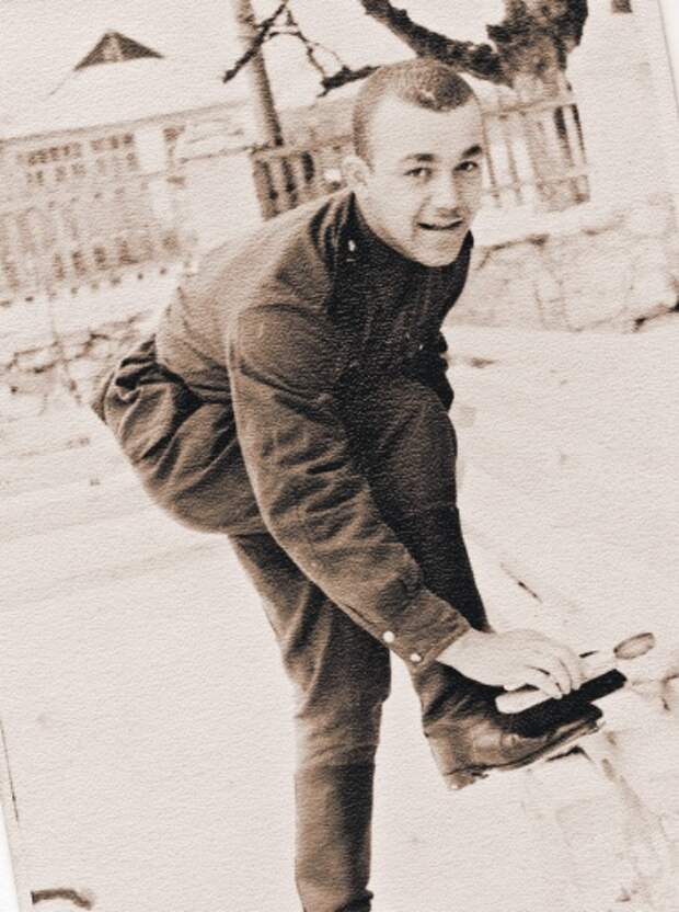 Рядовой Кобзон на службе в армии. 1956 год