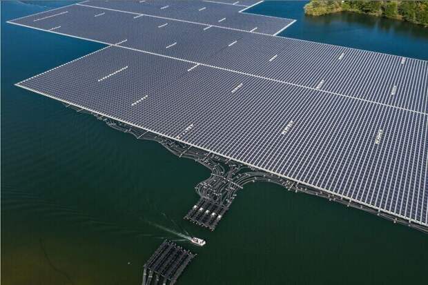 Плавучая солнечная батарея на водохранилище Ямакура
